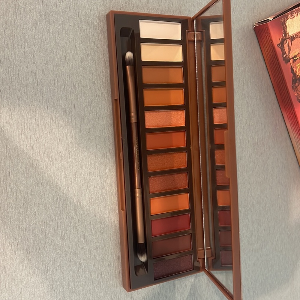 Urban Decay Naked Heat brand new - Picture 2 of 2